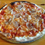 埼玉県久喜市　イタリア食堂ブランの自家製パンチェッタのピザ